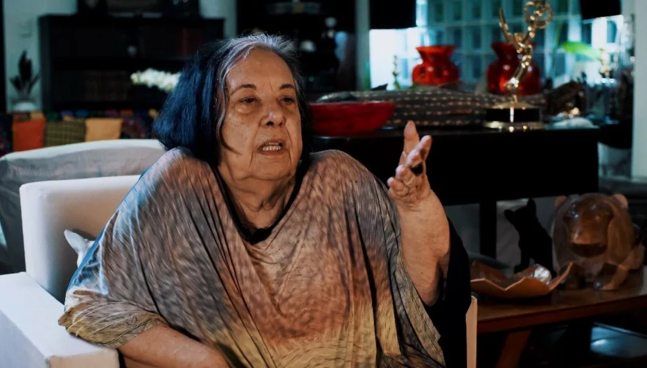 Rosa Magalhães em cena do documentário Rosa